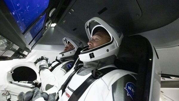 Астронавты Дуглас Херли и Роберт Бенкен в космическом корабле Crew Dragon - Sputnik Azərbaycan