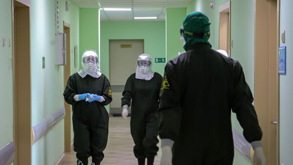 Сотрудники инфекционного корпуса, где лечат пациентов с COVID-19 в России - Sputnik Azərbaycan