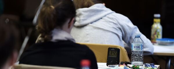 Студенты сдают экзамен, фото из архива Студенты сдают экзамен, фото из архива - Sputnik Азербайджан