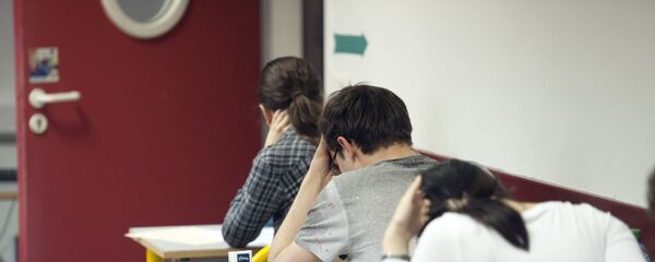 Студенты сдают экзамен, фото из архива - Sputnik Азербайджан