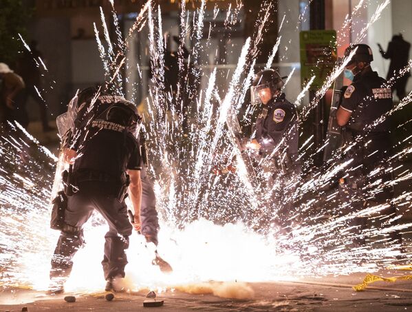 Взрыв брошенной протестующими петарды в Вашингтоне  - Sputnik Азербайджан