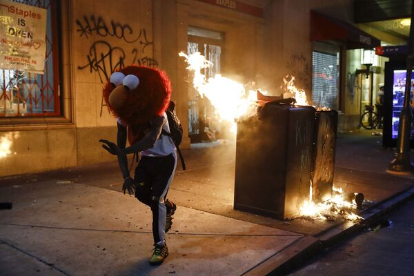 Протестующий в маске Elmo во время протестов в Филадельфии  - Sputnik Азербайджан