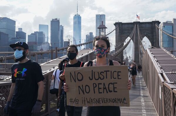 Участники протеста, вызванного смертью афроамериканца Джорджа Флойда, на одной из улиц Нью-Йорка - Sputnik Азербайджан