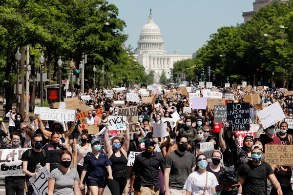 Марш протестующих у здания Капитолия в Вашингтоне  - Sputnik Азербайджан