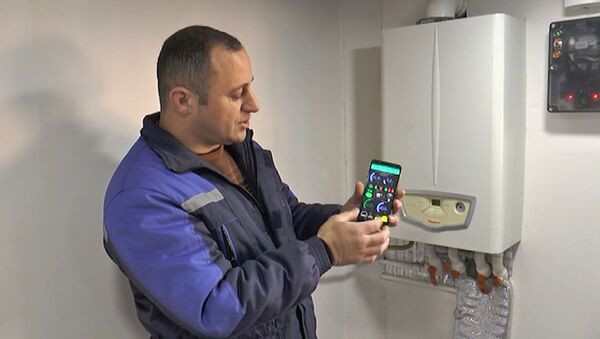 Zaqatala sakini kombi sistemini smartfonla necə idarə edir – VİDEO  - Sputnik Azərbaycan