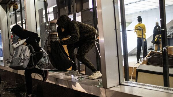 Люди грабят магазины в Нью-Йорке - Sputnik Azərbaycan