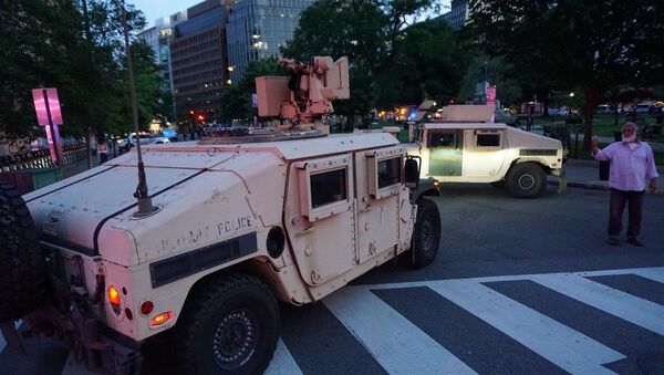 Бронеавтомобили Humvee военной полиции США на одной из улиц в Вашингтоне - Sputnik Azərbaycan