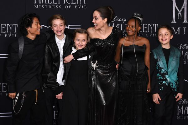 Актриса Анджелина Джоли с детьми в Голливуде  - Sputnik Азербайджан