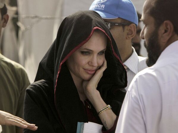Американская актриса Анджелина Джоли во время посещения лагеря в Пакистане  - Sputnik Azərbaycan