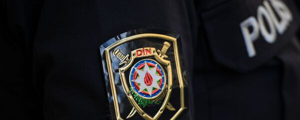 Полицейский в Баку, фото из архива Полицейский в Баку, фото из архива - Sputnik Азербайджан