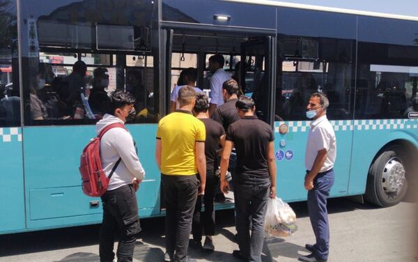 Sərt karantin rejiminə bir neçə saat qalmış Bakıda avtobus dayanacağında insanlar - Sputnik Azərbaycan