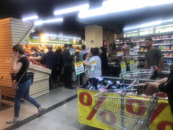 Карантинный ажиотаж: покупатели в Баку атаковали продуктовые магазины Карантинный ажиотаж: покупатели в Баку атаковали продуктовые магазины - Sputnik Азербайджан