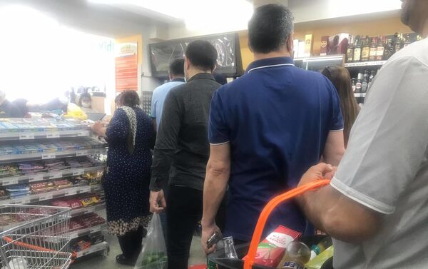Люди закупаются в супермаркете в Баку перед ужесточением карантинного режима - Sputnik Азербайджан