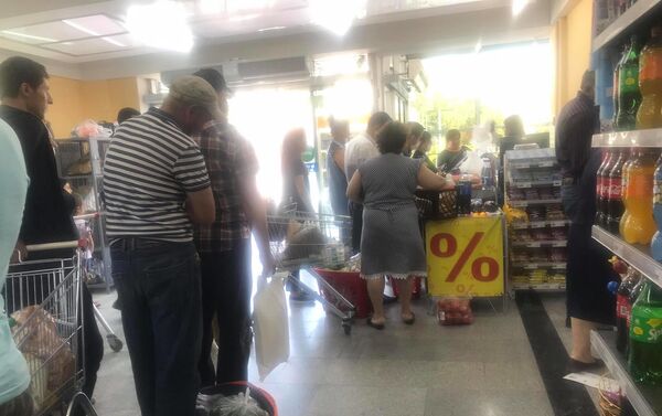 Люди закупаются в супермаркете в Баку перед ужесточением карантинного режима - Sputnik Азербайджан