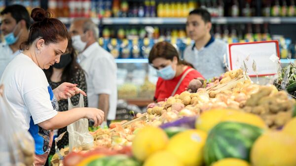 Работа супермаркета в Баку за день до ужесточения карантина - Sputnik Azərbaycan