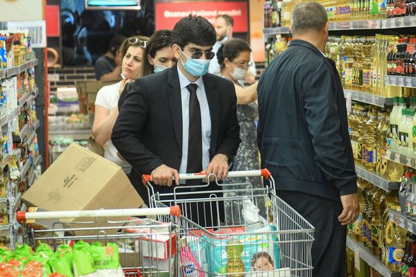 Работа супермаркета в Баку за день до ужесточения карантина - Sputnik Азербайджан