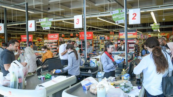 Работа супермаркета в Баку за день до ужесточения карантина - Sputnik Azərbaycan
