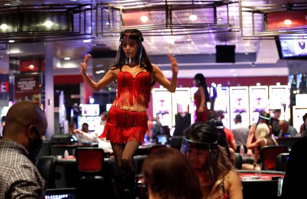 Танцовщица в защитной маске в отеле-казино Лас-Вегаса  - Sputnik Азербайджан