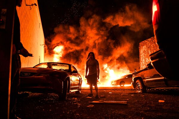 Горящие автомобили на фоне беспорядков, произошедших после смерти Джорджа Флойда от рук полицейских в Миннеаполисе, США - Sputnik Азербайджан