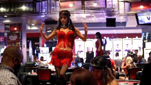 Танцовщица в защитной маске в отеле-казино Лас-Вегаса  - Sputnik Азербайджан
