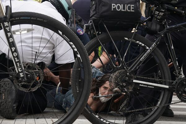 Сотрудники полиции производят задержания вовремя протеста в Нью-Йорке - Sputnik Азербайджан