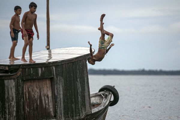 Дети прыгают в воду в бухте Мелгако, к юго-западу от острова Марахо, Бразилия - Sputnik Азербайджан