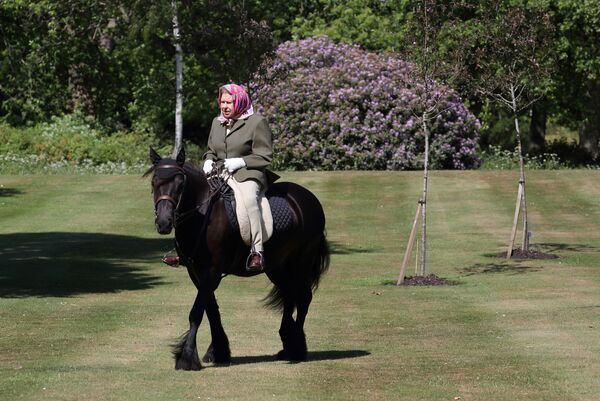 Королева Великобритании Елизавета II на пони в парке Windsor Home  - Sputnik Азербайджан