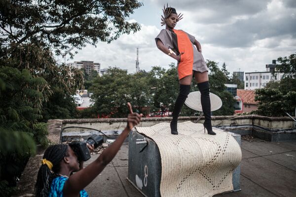 Кенийский фотограф Barbara Minishi и модный стилист Wambui Thimba во время фотосессии на крыше дома в Найроби, Кения - Sputnik Азербайджан