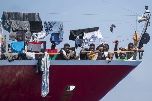 Мигранты сушат свою одежду на борту катера в 20 километрах от Мальты - Sputnik Азербайджан