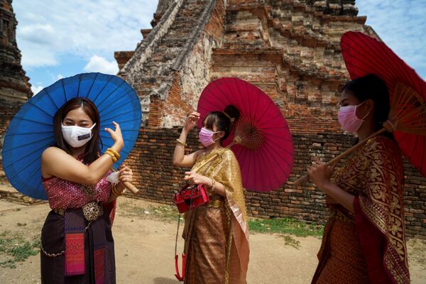 Женщины в защитных масках и в традиционных костюмах в историческом городе Аютайя, Таиланд - Sputnik Азербайджан