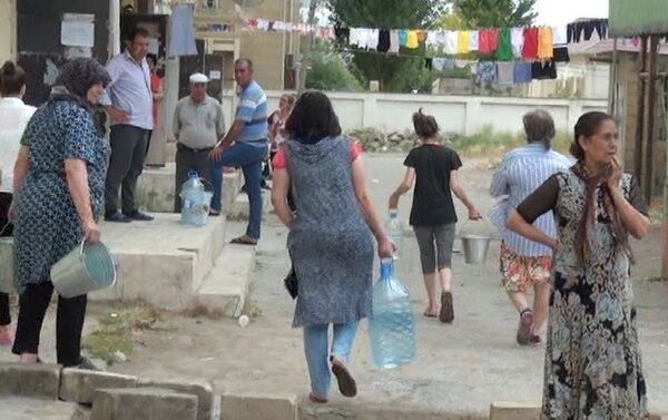 Жителям нескольких сел Нефтчалинского района привезли воду на водовозах - Sputnik Азербайджан