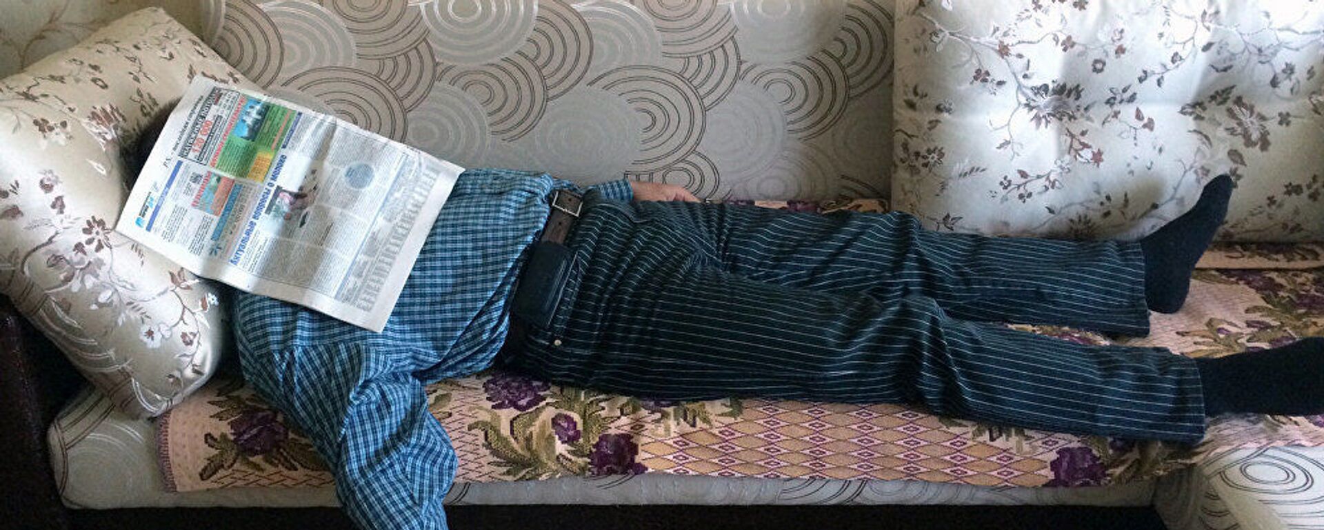 Мужчина отдыхает на диване - Sputnik Азербайджан, 1920, 05.12.2020