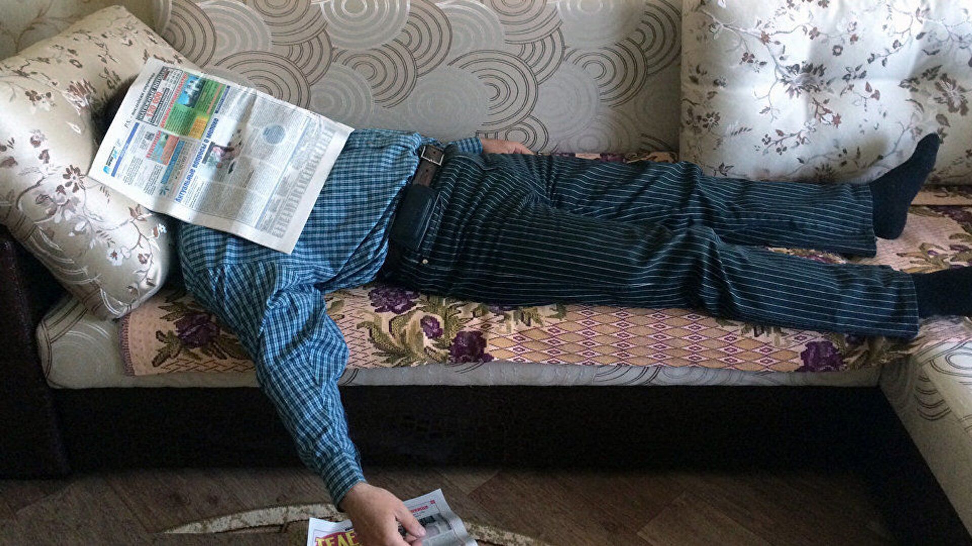 Мужчина лежит на диване, фото из архива - Sputnik Азербайджан, 1920, 15.10.2021