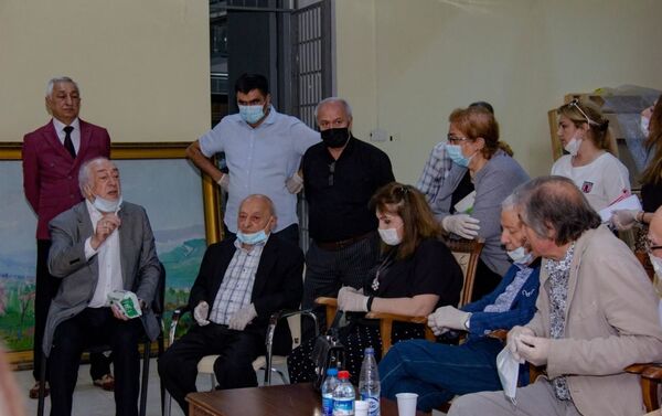 Участники комиссии на экспертизе работ Саттара Бахлулзаде - Sputnik Азербайджан