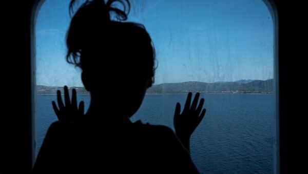 Девушка у окна, фото из архива - Sputnik Azərbaycan