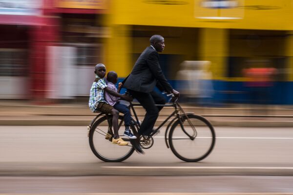 Снимок School Run, Rwanda фотографа  Benjamin Buckland , занявший первое место в категории  Movement/Street Photography конкурса IPA OneShot Movement 2020 - Sputnik Азербайджан