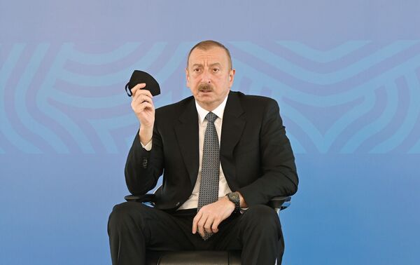 Президент Ильхам Алиев на открытии новой мобильной больницы для лечения больных коронавирусом - Sputnik Азербайджан
