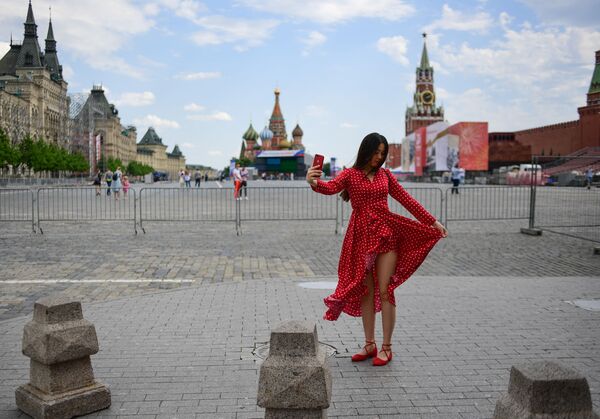 Женщина делает селфи на Красной площади в Москве - Sputnik Азербайджан