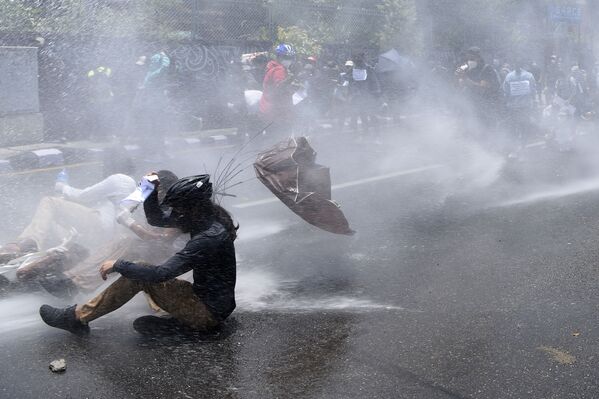 Полиция разгоняет водометами протестующих в Катманду - Sputnik Азербайджан