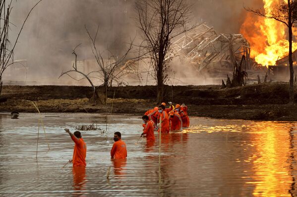 Индийские спасатели участвуют в ликвидации последствий взрыва нефтяной скважины в штате Ассам - Sputnik Азербайджан