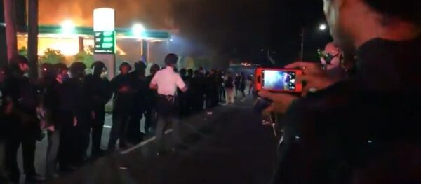 В Атланте новая волна протестов: полицейские убили афроамериканца при задержании В Атланте новая волна протестов: полицейские убили афроамериканца при задержании - Sputnik Азербайджан