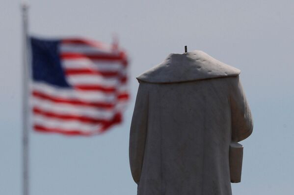 Протестующие обезглавили монумент первооткрывателя Америки Христофора Колумба в Бостоне - Sputnik Азербайджан