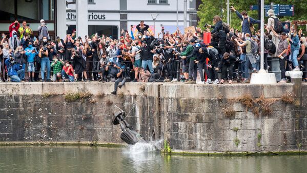 Демонстранты сбрасывают в воду статую Эдварда Колстона, Бристоль, Великобритания - Sputnik Азербайджан