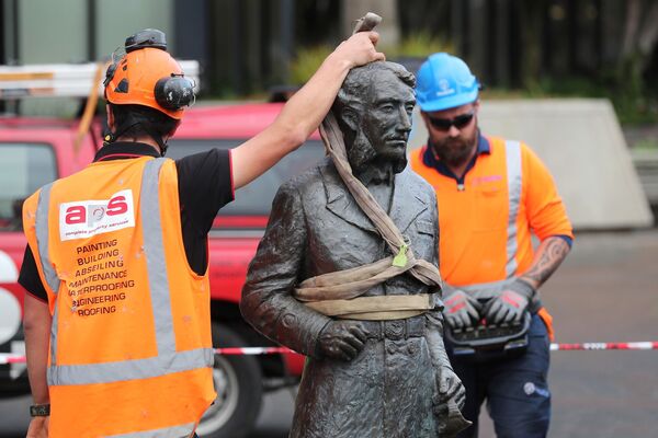 Рабочие убирают статую капитана Джона Фейна Чарльза Гамильтона с Гражданской площади в Гамильтоне из-за поступивших угроз - Sputnik Азербайджан