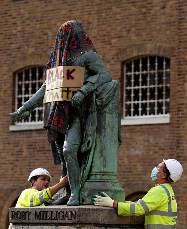  Рабочие убирают статую Роберта Миллигана, накрытую одеялом и с надписью Black Lives Matter», Лондон, Великобритания - Sputnik Азербайджан