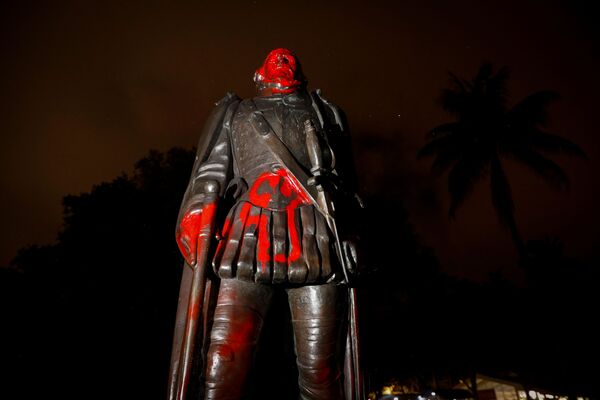 Оскверненная статуя Христофора Колумба,  Майами, штат Флорида, США - Sputnik Азербайджан
