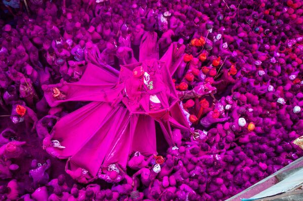 Работа индийского фотографа Shubham Kothavale Розовый фестиваль, вошедшая в шорт-лист конкурса имени Андрея Стенина в категории «Моя планета. Одиночная фотография» - Sputnik Азербайджан