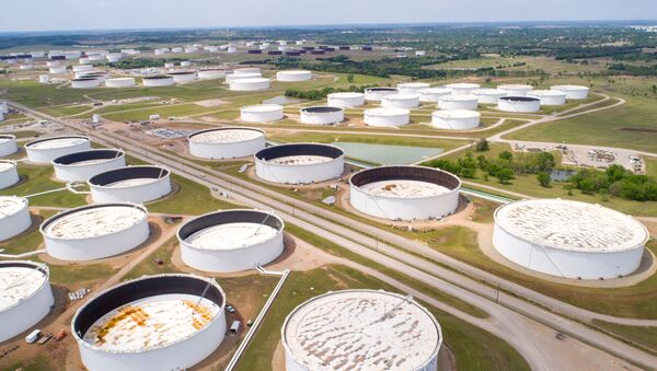Резервуары для хранения сырой нефти в терминале в Кушинге, США - Sputnik Azərbaycan