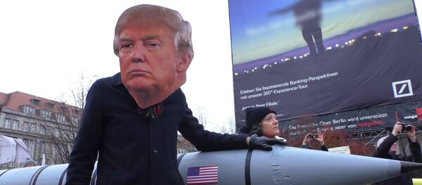 Трамп шантажирует Германию и подбирается ближе к российским границам Трамп шантажирует Германию и подбирается ближе к российским границам - Sputnik Азербайджан
