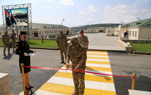Министр обороны Закир Гасанов на открытии новой воинской части в прифронтовой зоне - Sputnik Азербайджан